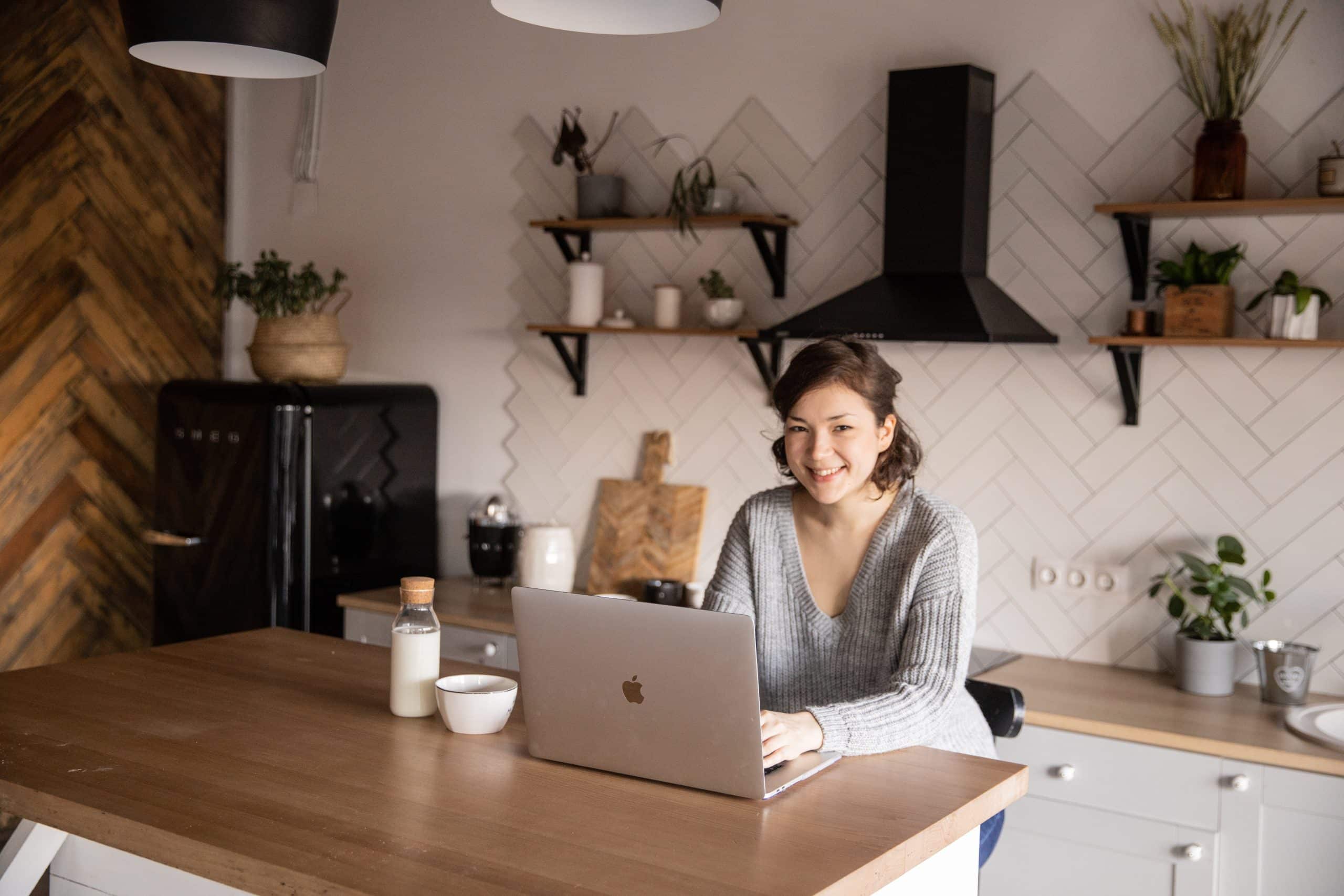 Vrouw achter haar computer google opdrachten aan het doen
